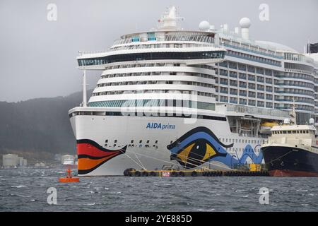 AIDAprima, Kreuzfahrt-Fotoeindruecke zum Thema Kreuzfahrt bei einer Kreuzfahrt nach Norwegen von Hamburg ueber Bergen, Geiranger, Alesund, Stavanger und wieder zurück nach Hamburg. AIDAprima im Hafen von Alesund, Norwegen Kreuzfahrt - AIDAprima *** AIDAprima, Kreuzfahrt Fotoimpressionen auf einer Kreuzfahrt nach Norwegen von Hamburg über Bergen, Geiranger, Alesund, Stavanger und zurück nach Hamburg AIDAprima im Hafen von Alesund, Norwegen Kreuzfahrt AIDAprima Stockfoto