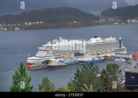 AIDAprima, Kreuzfahrt-Fotoeindruecke zum Thema Kreuzfahrt bei einer Kreuzfahrt nach Norwegen von Hamburg ueber Bergen, Geiranger, Alesund, Stavanger und wieder zurück nach Hamburg. AIDAprima im Hafen von Alesund, Norwegen Kreuzfahrt - AIDAprima *** AIDAprima, Kreuzfahrt Fotoimpressionen auf einer Kreuzfahrt nach Norwegen von Hamburg über Bergen, Geiranger, Alesund, Stavanger und zurück nach Hamburg AIDAprima im Hafen von Alesund, Norwegen Kreuzfahrt AIDAprima Stockfoto