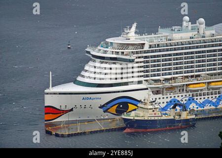 AIDAprima, Kreuzfahrt-Fotoeindruecke zum Thema Kreuzfahrt bei einer Kreuzfahrt nach Norwegen von Hamburg ueber Bergen, Geiranger, Alesund, Stavanger und wieder zurück nach Hamburg. AIDAprima im Hafen von Alesund, Norwegen Kreuzfahrt - AIDAprima *** AIDAprima, Kreuzfahrt Fotoimpressionen auf einer Kreuzfahrt nach Norwegen von Hamburg über Bergen, Geiranger, Alesund, Stavanger und zurück nach Hamburg AIDAprima im Hafen von Alesund, Norwegen Kreuzfahrt AIDAprima Stockfoto