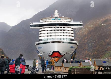 AIDAprima, Kreuzfahrt-Fotoeindruecke zum Thema Kreuzfahrt bei einer Kreuzfahrt nach Norwegen von Hamburg ueber Bergen, Geiranger, Alesund, Stavanger und wieder zurück nach Hamburg. AIDAprima im Hafen von Geiranger, Norwegen Kreuzfahrt - AIDAprima *** AIDAprima, Kreuzfahrt Fotoimpressionen auf einer Kreuzfahrt nach Norwegen von Hamburg über Bergen, Geiranger, Alesund, Stavanger und zurück nach Hamburg AIDAprima im Hafen von Geiranger, Norwegen Kreuzfahrt AIDAprima Stockfoto