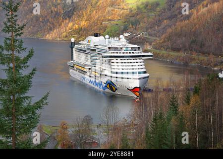 AIDAprima, Kreuzfahrt-Fotoeindruecke zum Thema Kreuzfahrt bei einer Kreuzfahrt nach Norwegen von Hamburg ueber Bergen, Geiranger, Alesund, Stavanger und wieder zurück nach Hamburg. AIDAprima im Hafen von Geiranger, Norwegen Kreuzfahrt - AIDAprima *** AIDAprima, Kreuzfahrt Fotoimpressionen auf einer Kreuzfahrt nach Norwegen von Hamburg über Bergen, Geiranger, Alesund, Stavanger und zurück nach Hamburg AIDAprima im Hafen von Geiranger, Norwegen Kreuzfahrt AIDAprima Stockfoto