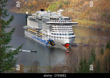 AIDAprima, Kreuzfahrt-Fotoeindruecke zum Thema Kreuzfahrt bei einer Kreuzfahrt nach Norwegen von Hamburg ueber Bergen, Geiranger, Alesund, Stavanger und wieder zurück nach Hamburg. AIDAprima im Hafen von Geiranger, Norwegen Kreuzfahrt - AIDAprima *** AIDAprima, Kreuzfahrt Fotoimpressionen auf einer Kreuzfahrt nach Norwegen von Hamburg über Bergen, Geiranger, Alesund, Stavanger und zurück nach Hamburg AIDAprima im Hafen von Geiranger, Norwegen Kreuzfahrt AIDAprima Stockfoto