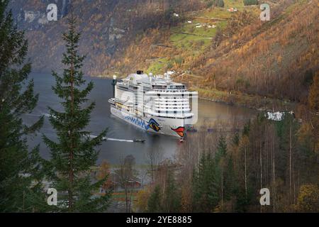 AIDAprima, Kreuzfahrt-Fotoeindruecke zum Thema Kreuzfahrt bei einer Kreuzfahrt nach Norwegen von Hamburg ueber Bergen, Geiranger, Alesund, Stavanger und wieder zurück nach Hamburg. AIDAprima im Hafen von Geiranger, Norwegen Kreuzfahrt - AIDAprima *** AIDAprima, Kreuzfahrt Fotoimpressionen auf einer Kreuzfahrt nach Norwegen von Hamburg über Bergen, Geiranger, Alesund, Stavanger und zurück nach Hamburg AIDAprima im Hafen von Geiranger, Norwegen Kreuzfahrt AIDAprima Stockfoto