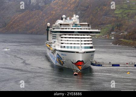 AIDAprima, Kreuzfahrt-Fotoeindruecke zum Thema Kreuzfahrt bei einer Kreuzfahrt nach Norwegen von Hamburg ueber Bergen, Geiranger, Alesund, Stavanger und wieder zurück nach Hamburg. AIDAprima im Hafen von Geiranger, Norwegen Kreuzfahrt - AIDAprima *** AIDAprima, Kreuzfahrt Fotoimpressionen auf einer Kreuzfahrt nach Norwegen von Hamburg über Bergen, Geiranger, Alesund, Stavanger und zurück nach Hamburg AIDAprima im Hafen von Geiranger, Norwegen Kreuzfahrt AIDAprima Stockfoto