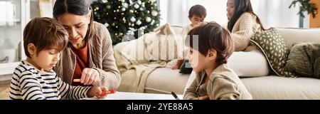 Eine glückliche Familie versammelt sich um ihren Weihnachtsbaum und genießt Kunsthandwerk und Lachen in ihrem modernen Zuhause. Stockfoto