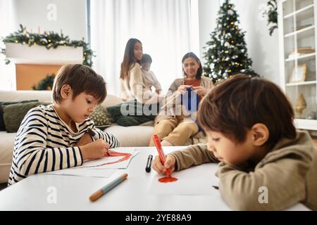 Eine glückliche Familie versammelt sich in einem modernen Wohnzimmer, zeichnet und genießt die Gesellschaft des anderen in der Nähe des Weihnachtsbaums. Stockfoto