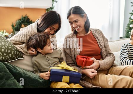 Eine glückliche Familie genießt die Wärme von Weihnachten, tauscht Geschenke aus und schafft gemeinsam schöne Erinnerungen. Stockfoto