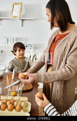 Eine glückliche Großmutter und ihr Enkel bereiten vor Weihnachten köstliche Leckereien zu. Stockfoto