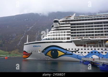 AIDAprima, Kreuzfahrt-Fotoeindruecke zum Thema Kreuzfahrt bei einer Kreuzfahrt nach Norwegen von Hamburg ueber Bergen, Geiranger, Alesund, Stavanger und wieder zurück nach Hamburg. AIDAprima im Hafen von Geiranger, Norwegen Kreuzfahrt - AIDAprima *** AIDAprima, Kreuzfahrt Fotoimpressionen auf einer Kreuzfahrt nach Norwegen von Hamburg über Bergen, Geiranger, Alesund, Stavanger und zurück nach Hamburg AIDAprima im Hafen von Geiranger, Norwegen Kreuzfahrt AIDAprima Stockfoto