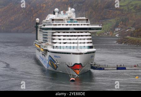 AIDAprima, Kreuzfahrt-Fotoeindruecke zum Thema Kreuzfahrt bei einer Kreuzfahrt nach Norwegen von Hamburg ueber Bergen, Geiranger, Alesund, Stavanger und wieder zurück nach Hamburg. AIDAprima im Hafen von Geiranger, Norwegen Kreuzfahrt - AIDAprima *** AIDAprima, Kreuzfahrt Fotoimpressionen auf einer Kreuzfahrt nach Norwegen von Hamburg über Bergen, Geiranger, Alesund, Stavanger und zurück nach Hamburg AIDAprima im Hafen von Geiranger, Norwegen Kreuzfahrt AIDAprima Stockfoto