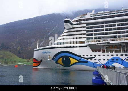 AIDAprima, Kreuzfahrt-Fotoeindruecke zum Thema Kreuzfahrt bei einer Kreuzfahrt nach Norwegen von Hamburg ueber Bergen, Geiranger, Alesund, Stavanger und wieder zurück nach Hamburg. AIDAprima im Hafen von Geiranger, Norwegen Kreuzfahrt - AIDAprima *** AIDAprima, Kreuzfahrt Fotoimpressionen auf einer Kreuzfahrt nach Norwegen von Hamburg über Bergen, Geiranger, Alesund, Stavanger und zurück nach Hamburg AIDAprima im Hafen von Geiranger, Norwegen Kreuzfahrt AIDAprima Stockfoto