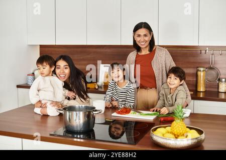 Eine fröhliche asiatische Familie versammelt sich in einer modernen Küche, backen und bereiten sich vor Weihnachten zusammen. Stockfoto