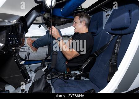 Der ehemalige RAF-Pilot Adam Twidell mit der Pipistrel Velis Electro Großbritanniens erstes vollständig zertifiziertes Elektroflugzeug, Fairoaks Airport, Surrey, England Stockfoto