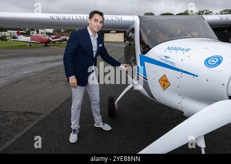 Kennedy Ricci von 4AIR mit der Pipistrel Velis Electro Großbritanniens erstes vollständig zertifiziertes Elektroflugzeug am Flughafen Fairoaks in Surrey, England, Großbritannien Stockfoto