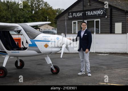 Kennedy Ricci von 4AIR mit der Pipistrel Velis Electro Großbritanniens erstes vollständig zertifiziertes Elektroflugzeug am Flughafen Fairoaks in Surrey, England, Großbritannien Stockfoto