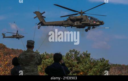 US und Südkorea Combined Division Live-Fire-Übungen in Pocheon US AH-64E Apache Helikoptern im Einsatz in Südkorea und USA S Combined Division Live-Fire-Übungen im Rodriguez Live Fire Complex in Pocheon, Südkorea, 30. Oktober 2024. POCHEON Korea, Republik Copyright: XMatrixxImages/LeexSang-hoonx Stockfoto