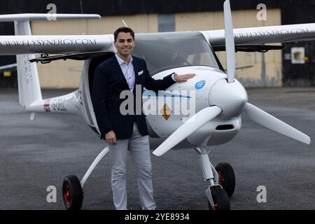 Kennedy Ricci von 4AIR mit der Pipistrel Velis Electro Großbritanniens erstes vollständig zertifiziertes Elektroflugzeug am Flughafen Fairoaks in Surrey, England, Großbritannien Stockfoto