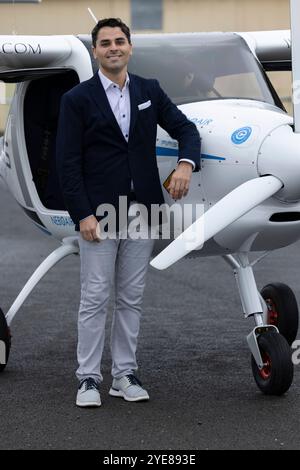 Kennedy Ricci von 4AIR mit der Pipistrel Velis Electro Großbritanniens erstes vollständig zertifiziertes Elektroflugzeug am Flughafen Fairoaks in Surrey, England, Großbritannien Stockfoto