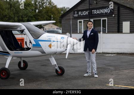 Kennedy Ricci von 4AIR mit der Pipistrel Velis Electro Großbritanniens erstes vollständig zertifiziertes Elektroflugzeug am Flughafen Fairoaks in Surrey, England, Großbritannien Stockfoto