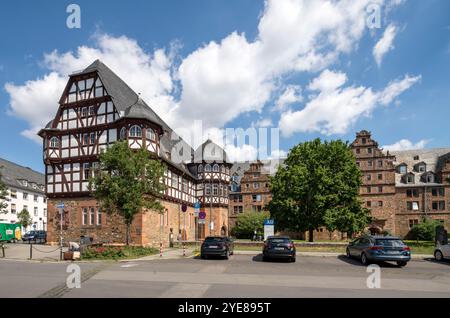 Gießen, Neues Schloß, heute Institutsgebäude der Universität, 1533-1539 als Residenz für Philipp den Großmütigen erbaut, hinten das Zeughaus Stockfoto