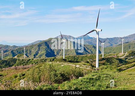 Konzept der grünen Energie. Industriewindkraftwerk auf Berggipfeln, Windturbinen zur Stromerzeugung in Windparks oder Windparks. Stockfoto