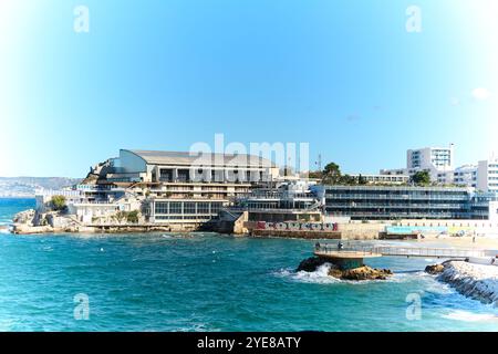 Marseille. Frankreich - 30. Oktober 2024: Bietet einen malerischen Blick auf die Küste des Cercle des Nageurs de Marseille und unterstreicht die lebendige Atmosphäre und das schöne Stockfoto