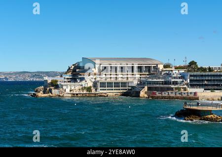 Marseille. Frankreich - 30. Oktober 2024: Die Perspektive des Cercle des Nageurs de Marseille wird in diesem Bild festgehalten und bietet einen Einblick in die idyllische Lage des Clubs Stockfoto