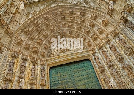 Tür der Himmelfahrt, dekorativer Hauptbogen der Kathedrale von Sevilla, Sevilla in der spanischen Provinz Andalusien. Stockfoto