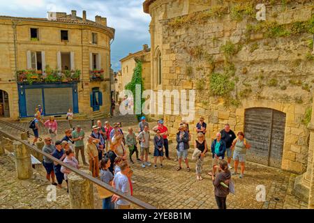 Party mit Führung in der Rue du Tertre de la Tente in Saint-Emilion im Departement Gironde in Nouvelle-Aquitaine, Frankreich. Stockfoto