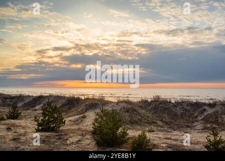 Sonnenuntergang am Ostseestrand im Frühling in Lettland Stockfoto