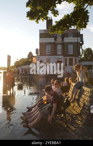 Londoner Pubs. The White Cross Pub, ein Pub der Youngs Brewery, Richmond upon Thames Surrey. Wochenendbesucher genießen einen Drink bei Flut im Water Lane Draw Dock. Die Themse ist überschwemmt. 2007 2000er Jahre HOMER SYKES Stockfoto