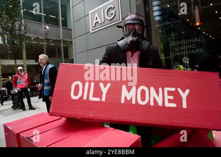 London, UK, 30. Oktober 2024: Aktivisten der Extinction Rebellion protestieren und fordern, dass Versicherungsunternehmen die Finanzierung der fossilen Brennstoffindustrie einstellen. Stockfoto