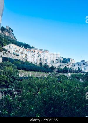 Blick auf das Dorf Positano an der Amalfiküste in Italien im Sommer. Hochwertige Fotos Stockfoto
