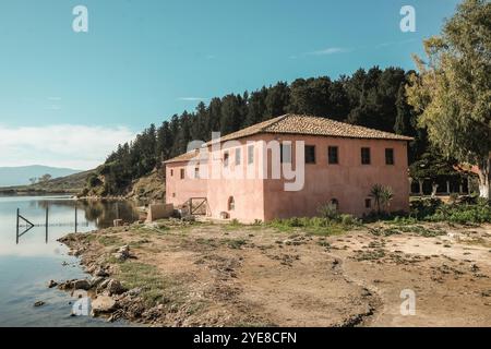 Das Marienkloster auf der Insel Zvernec in Albanien. Auch bekannt als Kloster der Dormition von Theotokos Maria. Es hat große kulturelle und relig Stockfoto