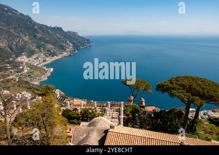 Eindrucksvoller Blick auf Maiori von der Villa Rufolo in Ravello. Salerno Stockfoto