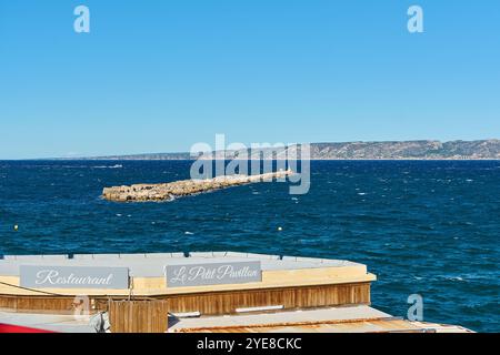 Marseille. Frankreich - 30. Oktober 2024: Das Restaurant Le Petit Pavillon in der Nähe des Cercle des Nageurs de Marseille ist von der Küste aus dargestellt und hebt seine Inv Stockfoto