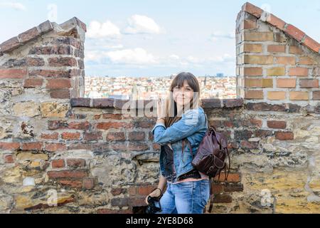 Girl portrait, im Hintergrund die erstaunliche Landschaft von Prag. Vom Prager Schloss Komplex Stockfoto