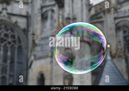 Soap Bubble in Kutna Hora, im Hintergrund die St. Barbara Kirche Stockfoto