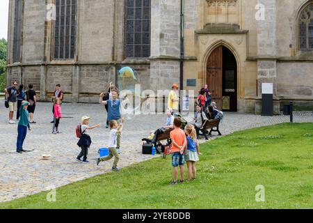 Kutna Hora, Tschechische republik - 27. Juli 2017: Kinder beobachten und spielen mit Seifenblase vor der St. Barbara Kirche, einer römisch-katholischen Kirche in Stockfoto