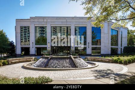 Charlotte, NC, USA-Okt. 20, 2024: Granitgebäude der Duke Endowment in der Morehead Street. Vorderfassade, Wasserspiel, grüner Rahmen. 16X10-Format. Stockfoto