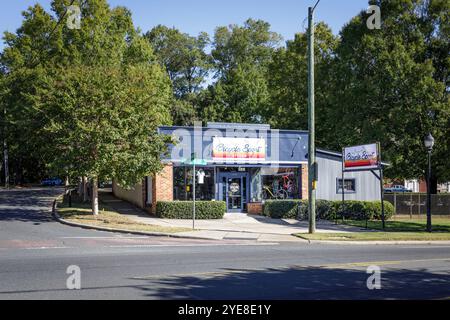 Charlotte, NC, USA-Okt. 20, 2024: Bicycle Sport Uptown Shop auf Morehead. Gebäude, Schilder und Schaufenster. Stockfoto