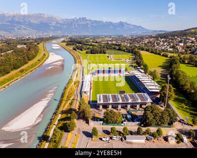 Hochwinkeldrohne Point of View im Rheinpark Stadion, dem Nationalstadion Liechtensteins, in der Hauptstadt Vaduz. Stockfoto