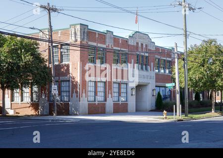 Charlotte, NC, USA-Okt. 20, 2024: Historische Coca Cola Bottling Company in der Morehead Street. Baujahr 1930, Art déco-Design. 4X6-Aspekt. Stockfoto