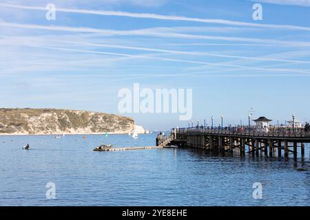 Blick auf Swanage Bay und Pier an einem sonnigen Oktobermorgen. Stockfoto