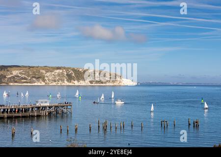 Blick auf das Ende des Piers und die Segelboote in Swanage Bay im Oktober. Dorset, England Stockfoto