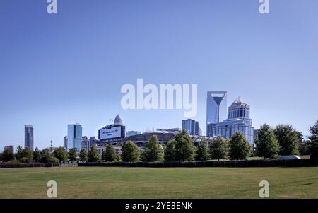 Charlotte, NC, USA-Okt. 20, 2024: Die Skyline der Stadt vom Grasfeld aus gesehen auf der S. Clarkson St. 16X10. Stockfoto