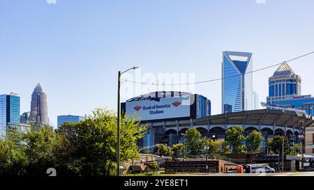 Charlotte, NC, USA-Okt. 20, 2024: Blick auf die Skyline von Charlotte von der Morehead Street mit Bank of America-Schild und Stadion im Zentrum. 16X9-Format. Stockfoto