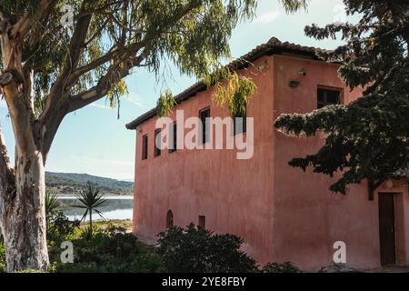 Das Marienkloster auf der Insel Zvernec in Albanien. Auch bekannt als Kloster der Dormition von Theotokos Maria. Es hat große kulturelle und relig Stockfoto