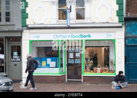 Chesham, Großbritannien. Oktober 2024. Ein Mann bettelt vor der Chiltern Food Bank in der Chesham High Street, Buckinghamshire. Bundeskanzlerin Rachel Reeves wird den Haushalt am Mittwoch, den 30. Oktober 2024, bekanntgeben. Es wird erwartet, dass die Kapitalertragssteuer steigen wird, was bedeutet, dass der Kauf von Vermietern, um Vermieter zu überlassen, ihr Immobilienportfolio als eine Angelegenheit der Dringlichkeit auflädt. Der Mindestlohn wird ebenfalls steigen. Quelle: Maureen McLean/Alamy Live News Stockfoto