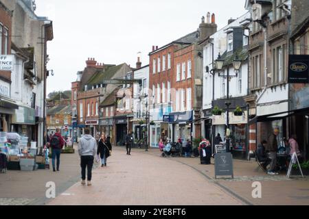 Chesham, Großbritannien. Oktober 2024. Shopper in der Chesham High Street in Buckinghamshire. Bundeskanzlerin Rachel Reeves wird den Haushalt am Mittwoch, den 30. Oktober 2024, bekanntgeben. Es wird erwartet, dass die Kapitalertragssteuer steigen wird, was bedeutet, dass der Kauf von Vermietern, um Vermieter zu überlassen, ihr Immobilienportfolio als eine Angelegenheit der Dringlichkeit auflädt. Der Mindestlohn wird ebenfalls steigen. Quelle: Maureen McLean/Alamy Live News Stockfoto